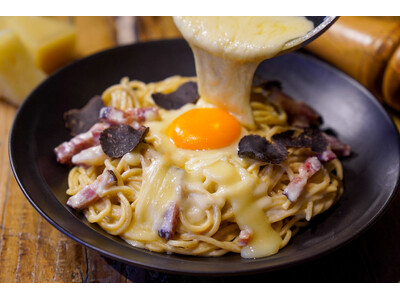 炎のカルボナーラにラクレットチーズを豪快に。チーズに溺れる「禁断のカルボナーラ」登場【恵比寿CheeseTavernCASCINA 】
