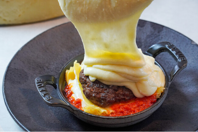 炎のチーズ演出×和牛ハンバーグ。伸びるチーズマッシュポテトのラザニアが登場【恵比寿CheeseTavernCASCINA 】