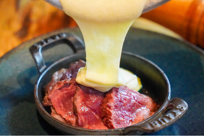 チーズを豪快にかける“肉×チーズ”の新作が登場。9周年記念『バベットステーキ チーズマッシュポテト』販売＆アニバーサリーコースをリニューアル【恵比寿CheeseTavernCASCINA】