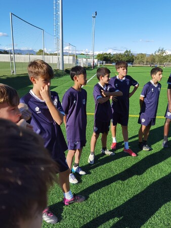10歳で単身スペインへ渡った元アトレティコ・マドリード下部組織出身の代表と、SNS総フォロワー10万人超のストライカーコーチが共同企画。小中高校生向けスペインサッカーキャンプを2026年夏に開催