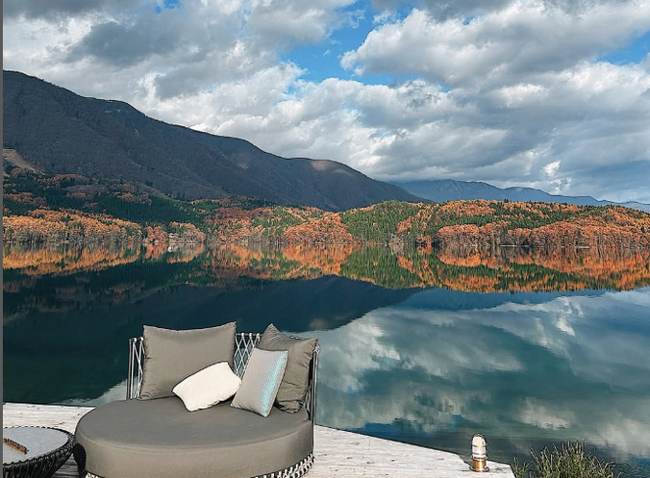 「ao LAKESIDE CAFE」＆「Hakuba Zekkei Sauna “ao”」三段紅葉が彩る青木湖で、この時期だけの特別な体験を。