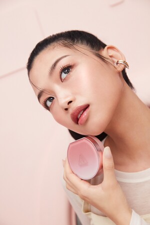 3CEの大人気美容液クッションがさらに進化。まるで素肌、なのに隙のない仕上がりへ。オーロラパール※1で叶える、美肌補正。「3CE フィッティング メッシュ カバークッション」を新発売