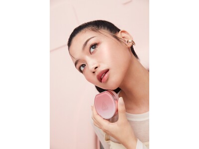 3CEの大人気美容液クッションがさらに進化。まるで素肌、なのに隙のない仕上がりへ。オーロラパール※1で叶える、美肌補正。「3CE フィッティング メッシュ カバークッション」を新発売