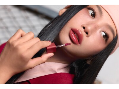 3CEから #三角ティント 新登場！ 。弾む光沢、“てりっと”オイルティント。 クリアなオイル膜で、色ツヤ密着ロック。