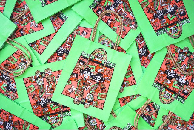 プレスリリース「人気イラストレーターとのフレキソ印刷コラボショッパー第６弾！　　　【 ギブミ～！トモタカ × SUPERBAG 】」のイメージ画像