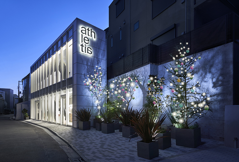 athletia＜アスレティア＞、10月28日(金)よりホリデープロモーション用のカラフルでサステナブルな店舗装飾を展開