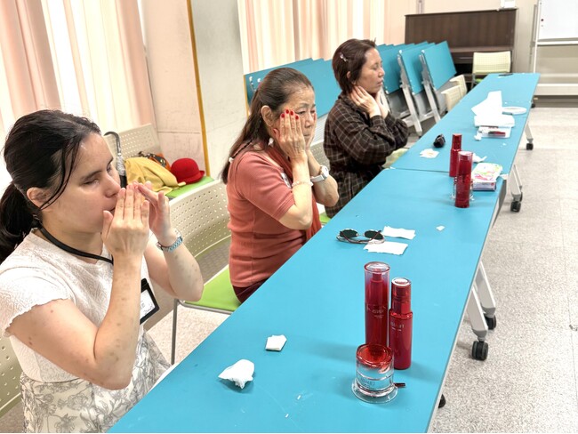 沖縄県網膜色素変性症協会（ＪＲＰＳ沖縄）主催にて、ブラインドメイク体験講習会を実施。沖縄県で初の化粧訓練士も講師を担当