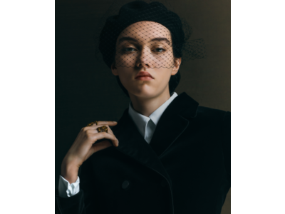 サテン ゴールドで目元を強調したルミナス メイク