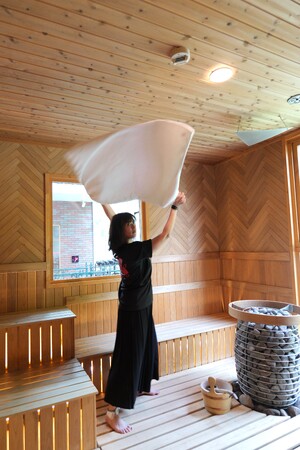 北海道・小樽のサウナ特化施設「SAUNA Otaru arch」にアウフグースマスター 石森うサぎが所属！