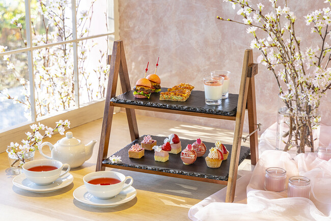 開業初の「桜×いちごアフタヌーンティー」を春の期間限定で提供