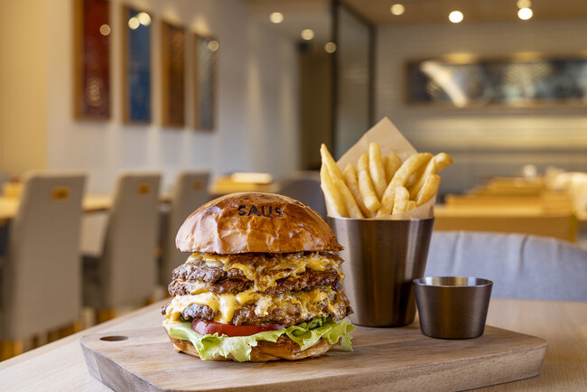 開業1周年記念「アニバーサリーダブルスマッシュチーズバーガー」登場