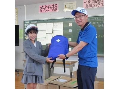 �ߘa8�N�F�{�n�k�Ŕ�Ђ����X�쒬���̑S�����w�Z�ɃA�[�g���z�Z���^�[���h�ЃO�b�Y����
