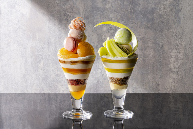 桃とメロン、みずみずしい甘みと香りを贅沢に堪能する夏のご褒美パフェ ストリングスホテル東京インターコンチネンタルより、2種の夏限定パフェが7月1日から登場