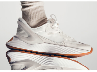 手を使わず、履くたびときめく。話題のハンズフリーシューズKizik、なんば初上陸。