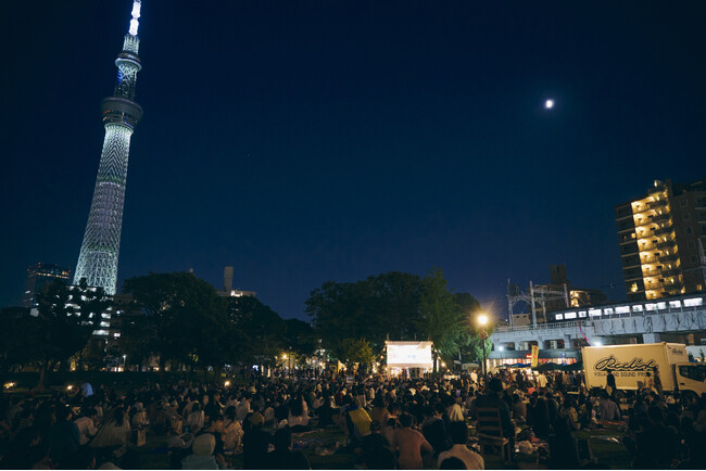 映画とまち、まちと人をつなぐ特別なひととき。今年で5周年を迎える『すみだパークシネマフェスティバル2025』。今年も隅田公園に大きなスクリーンが広がります。