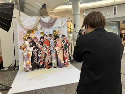 “スマホ世代”の20歳に「写真で残す成人式」を無料提供！コロナ禍での高校時代の“友だちとの一枚”を取り戻す《無料撮影会》を成人式当日の1月12日に開催します。