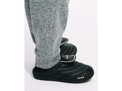 「F.C.Real Bristol」 × 「SUBU」オールブラックに刷新した「FLAP SANDALS」が2026年10月2日（金）より発売されます。
