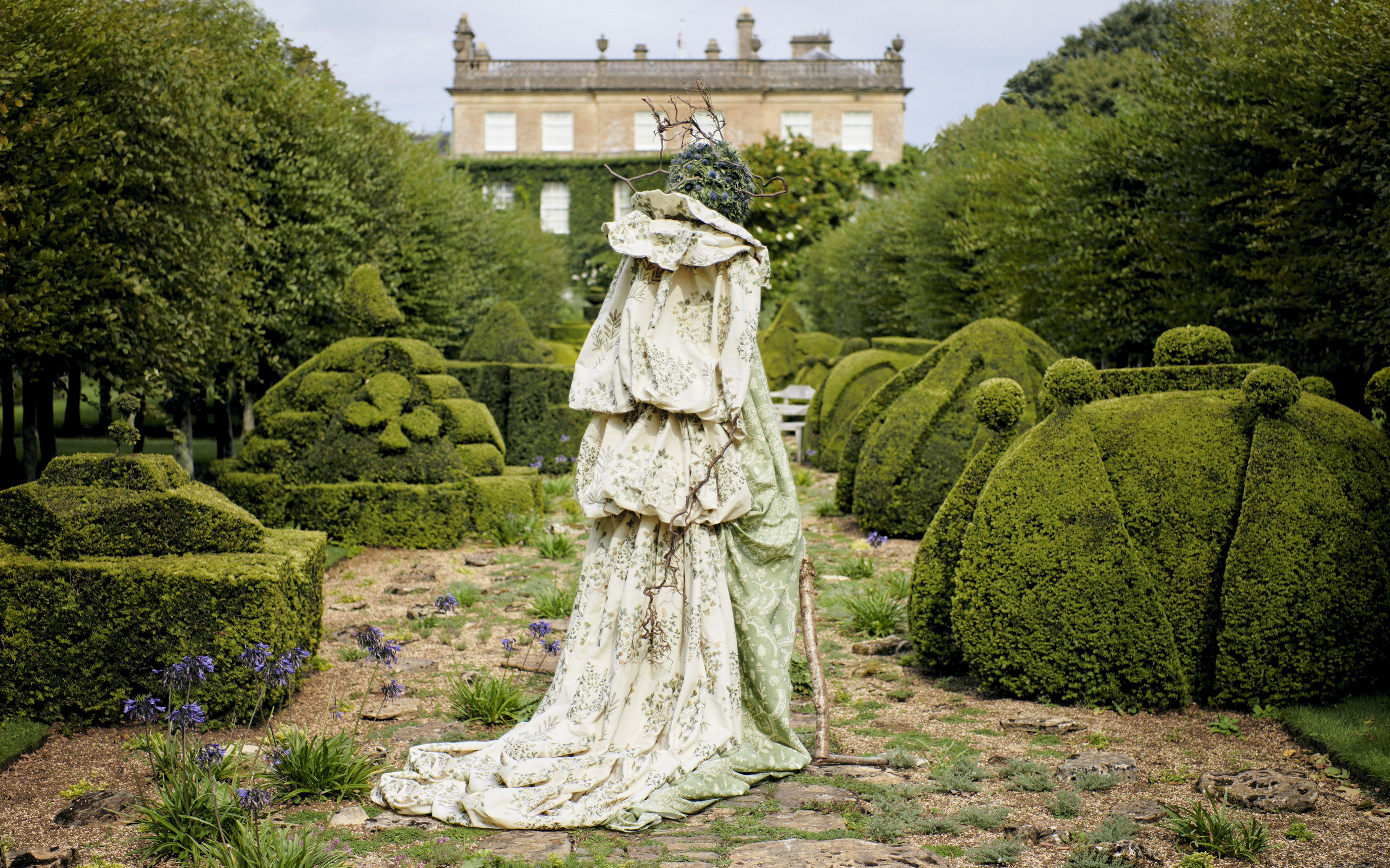 チャールズ国王が育んだ庭園をテーマにしたコレクション「Highgrove by Sanderson」が登場