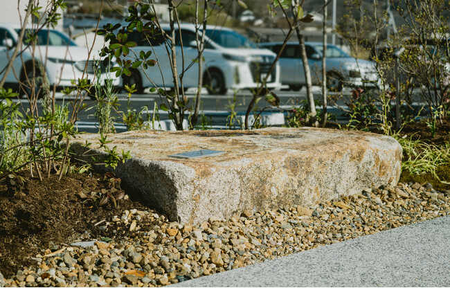 プレスリリース「大阪・関西万博「石のパーゴラ」で使用された万成石ベンチを白十字 山陽店に設置」のイメージ画像