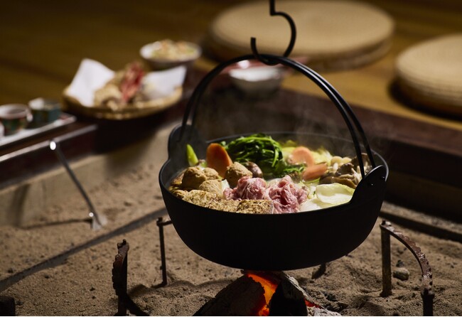 石川県小松市の古民家宿【YADO SEN-仙-KOMATSU】に、「岩魚甘露煮朝食」「特製ぼたん鍋」などの秋冬メニューが新登場！大好評の「川沿いプライベートサウナ」は、"ととのう”ベストシーズンに突入