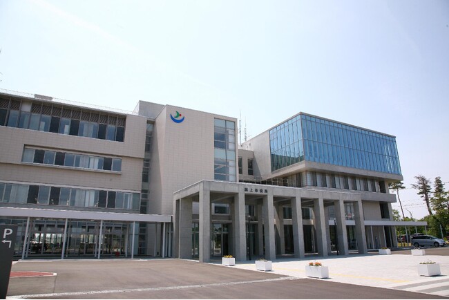 【秋田県潟上市】人気プロ雀士・東城りお × 老舗蔵元・小玉醸造が初コラボ 純米吟醸「澄月」の限定ラベルがふるさと納税に登場