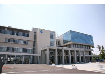 【秋田県潟上市】人気プロ雀士・東城りお × 老舗蔵元・小玉醸造が初コラボ　純米吟醸「澄月」の限定ラベルが...