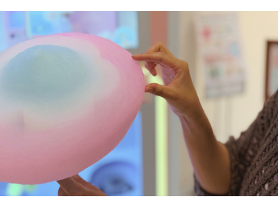 【大阪府泉南市初※】出来立てふわふわのわたあめが食べられるエンタメ自販機がイオンモールりんくう泉南に登場！※自社調べ：2026年3月