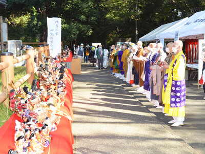 人形のまち岩槻で「人形供養祭」開催。僧侶による読経で、役目終えた人形の冥福を祈ります。