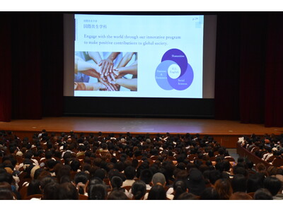関西外国語大学（大阪府枚方市）で、第5回オープンキャンパスが開かれ、3000人を超える高校生や保護者でにぎわいました