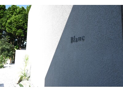 フクギの森と聖域・ワルミに隣接するリトリートヴィラ〈備瀬縁梵〉待望の第一棟「Blanc」12月20日グラ...