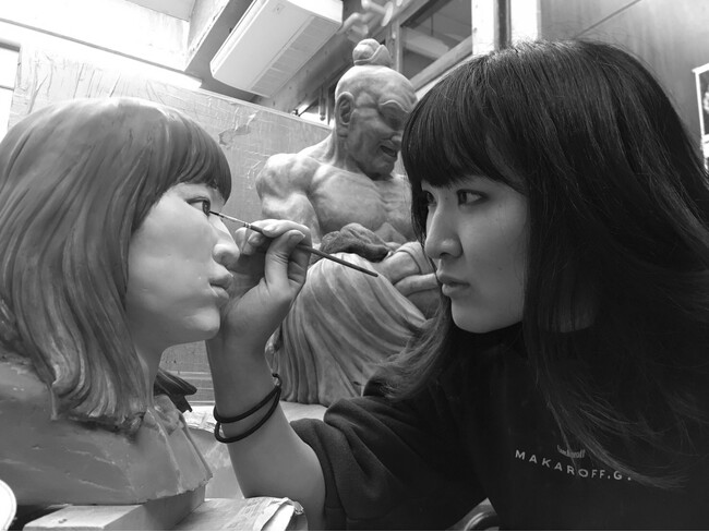 大丸東京店にて、10月15日 (水)より三好桃加 個展「仁王像たちのオフの日 2025・秋」を開催。