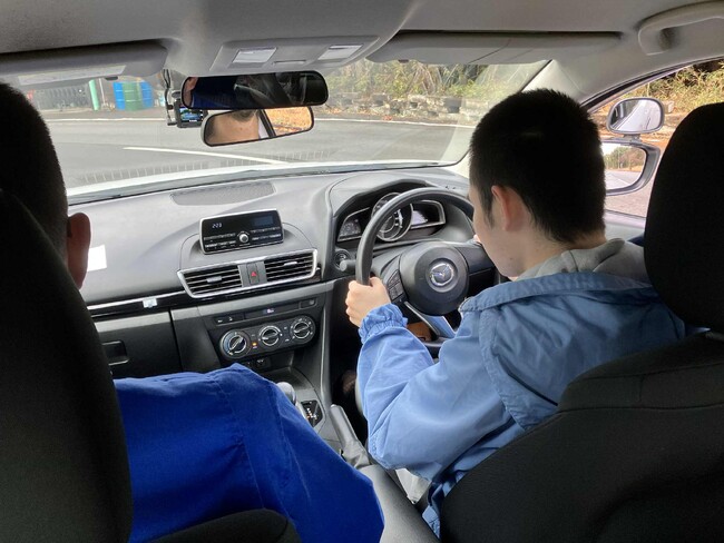 視覚障害者が“自らハンドルを握る”自動車運転体験ツアーを実施