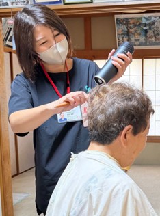 【敬老の日の新しい贈り物】 モノではなく「心が豊かになる体験」を。要介護高齢者向け「訪問理美容ギフト」初回限定特別キャンペーンを8月よりスタート!