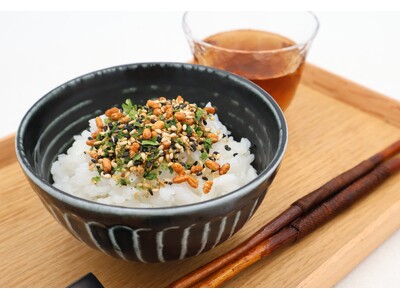 【新商品】ごはんにかけるのは・・・ごはん！？老舗ごまメーカー 和田萬の新発想「食べるお米ふりかけ」