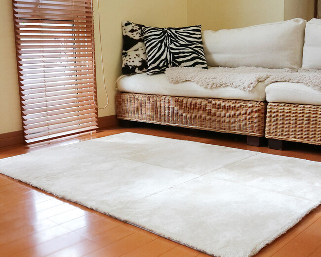 まるで高級ラグに寝転ぶような心地よさのタイルカーペットが　　　誕生～"くつろぎ "に本気のタイルカーペットがここに～