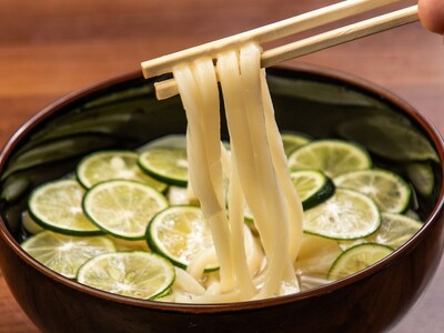 【荻窪たぬき】梅雨の季節にさっぱりと！夏を先取りできる期間限定メニュー「すだちうどん」を提供開始！