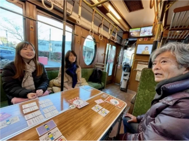 とさでん貸切電車内で高齢者の“思い出”を語り合う昭和なカードゲーム開催