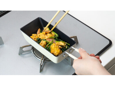 和平フレイズより、1人分調理の新発想フライパンが登場！焼き調理の幅が増えて隙間に収まる「ToMay スティックパン＜スクエア＞」を発売