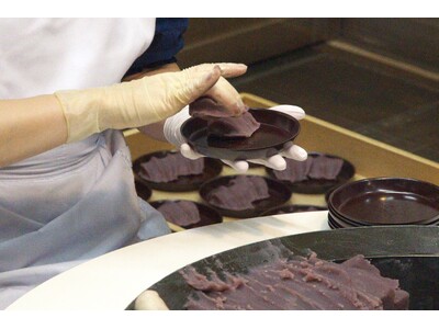 赤福・五十鈴茶屋、福岡に特別出店｜大丸福岡天神店「第43回全国うまいもの大会」で “つくりたての赤福餅”を実演販売、「抹茶コルネ」も九州初登場