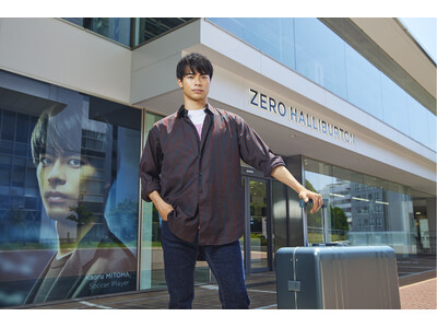 ブランドアンバサダー三笘薫が「ゼロハリバートン」新宿旗艦店に初来店 ~愛用スパイクの限定展示も含む、新色...
