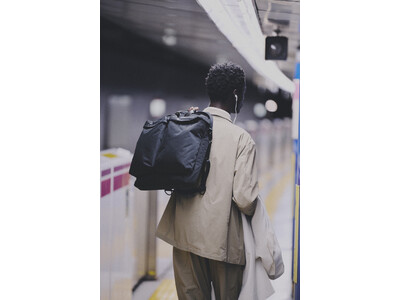 「UNTRACK」から、ヘルメットバッグをモチーフにしたカジュアルバッグシリーズ「CITY PLUS / THE HELMET」に限定色ネイビー登場