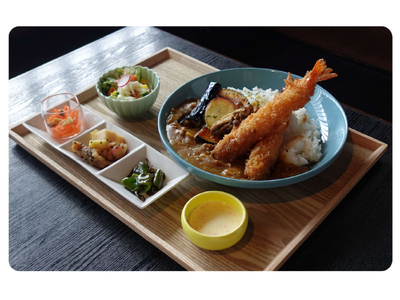 カレーが桃に恋をした！一口で“ほっと”心ほどける、花かまくら特製『和み（なごみ）』カレー。