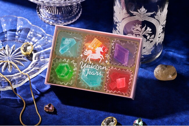 【12月3日 新発売】 秘密のジュエル探しスタート！まるで“食べる宝石”。幻のスイーツ「ルミナスクリスタル 1/6の涙 マジカルジュエリーコレクション」が数量限定で登場。販売場所はシークレット！