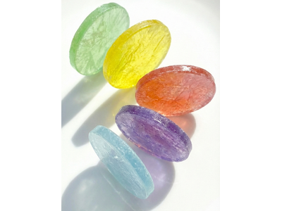 【1月24日新発売】まるで“食べるステンドグラス”。極薄が生み出す新食感の琥珀糖『ミラージュクリスタル 5つの輝き天空のレインボーグラス』が登場