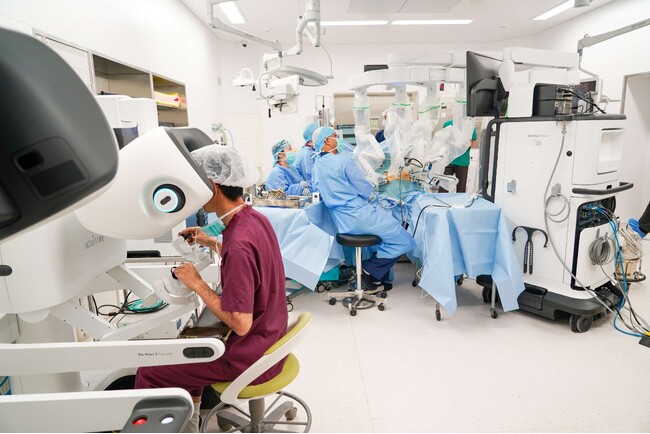 最新鋭ダビンチ 5 による 国内初 胃がんに対するロボット支援下手術を実施