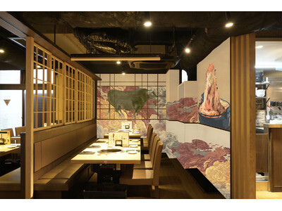 日本初、食事をしながらアート制作の全貌を“生”で目撃する。神戸牛・にくなべ屋「神戸びいどろ新宿」にて「浮...