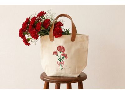 【ココロを贈る 名入れギフトOkulu】母の日に想いを込めて選ぶ新提案。誕生花×名入れトートバッグが新登場