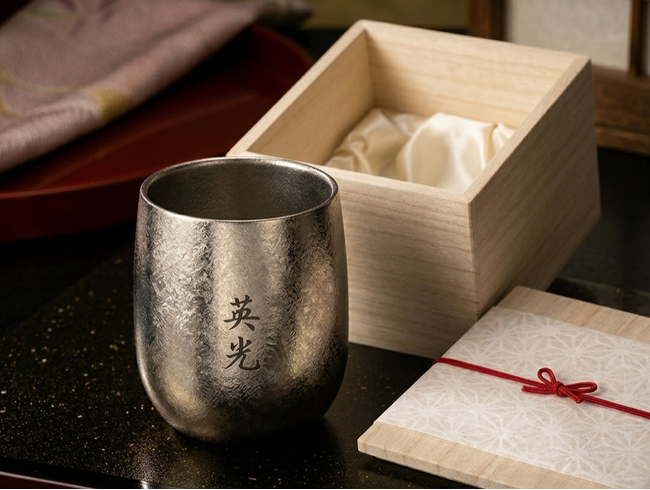 【ココロを贈る 名入れギフトOkulu】純度99.5％以上の純チタンを使用。“毎日の一杯”を特別にする名入れタンブラー『高級純チタン二重タンブラー - 氷花 -』を発売