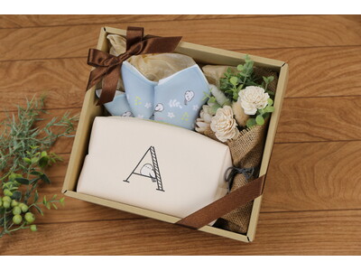 【ココロを贈る 名入れギフトOkulu】あなたのイニシャルにちょこんと寄り添う。雪の妖精シマエナガが癒しを届ける『ちょこんとシマエナガさんポーチ』が新登場