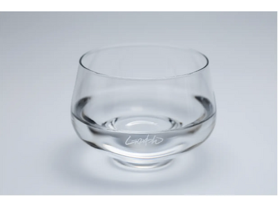 科学的に「刺激臭が減り」「フルーティーな香りが立つ」日本酒専用酒器SHUWANからグラスバージョンが登場！